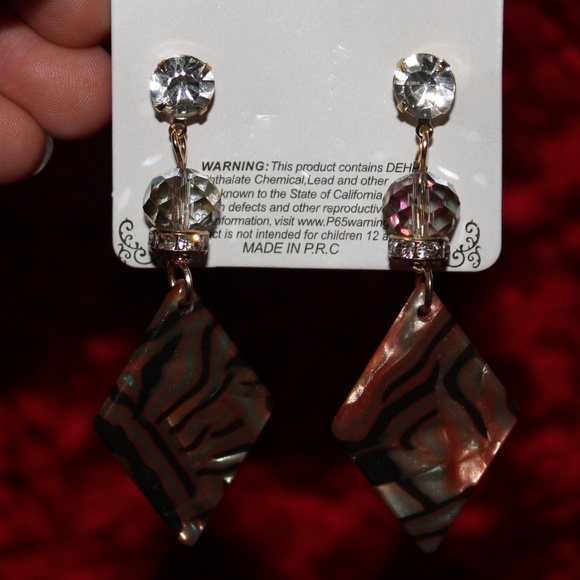 Diamond Shaped Marbled Resin Dangle Earrings - Picture 4 of 7